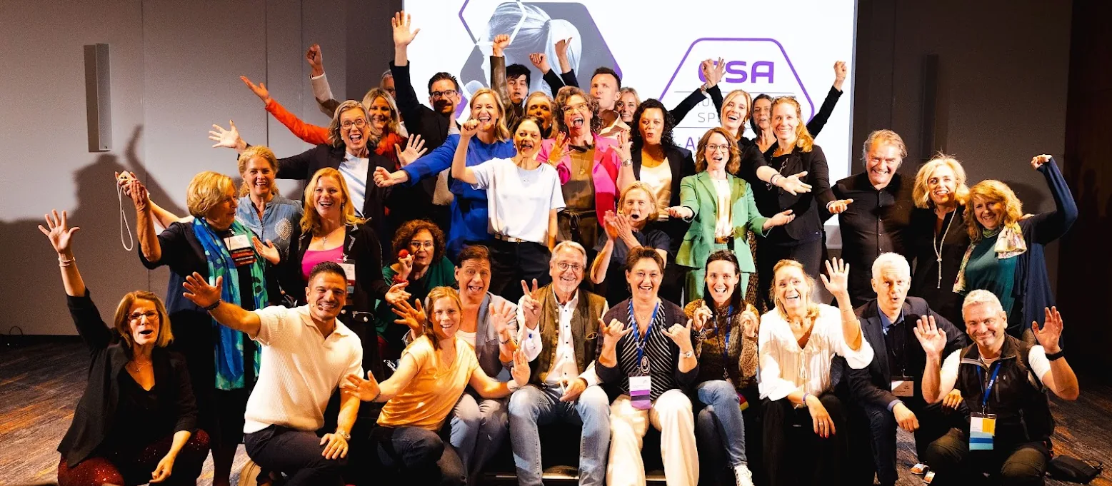 Gruppenfoto von Mitgliedern der German Speakers Association (GSA) auf der Bühne