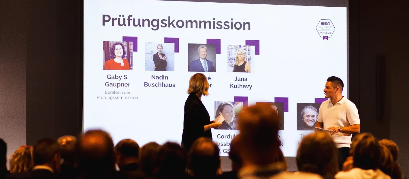 Vorstellung der Prüfungskommission der GSA-Akademie auf der Leinwand bei der Convention