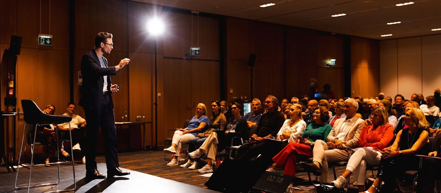 Keynote-Speaker auf der Bühne vor einem großen Publikum bei einer Veranstaltung der German Speakers Association